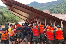 Las fuerzas del Ejército buscan a las víctimas desaparecidas por un deslizamiento de tierra en la aldea Nu, comuna de Phuc Khanh, distrito de Bao Yen (Lao Cai). (Foto: VNA)