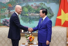El viceprimer ministro Tran Hong Ha recibe al embajador neerlandés en Vietnam, Kees van Baar. (Foto: VNA)