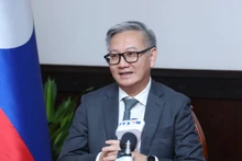 El ministro de Relaciones Exteriores de Laos, Thongsavanh Phomvihane, responde a la entrevista de la VNA. (Foto: VNA)