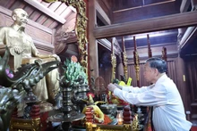 El secretario general del Partido Comunista de Vietnam, To Lam, rinde homenaje al Presidente Ho Chi Minh y a los precursores revolucionarios. (Foto: VNA)