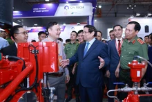 El primer ministro de Vietnam, Pham Minh Chinh, visita la Exposición Internacional sobre Técnicas y Equipos de Seguridad contra Incendios y Rescate 2025. (Foto: VNA)