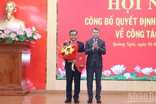 Entregan la Decisión a Ho Van Nien, nuevo secretario del Comité partidista de Quang Ngai. (Foto: Nhan Dan)