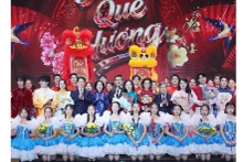 El presidente Luong Cuong, su esposa y delegados en el Programa "Primavera de la Patria 2026". (Foto: VNA)