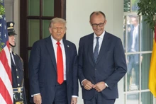 El presidente de Estados Unidos, Donald Trump (derecha), se reúne con el canciller alemán, Friedrich Merz, en la Casa Blanca, el 3 de marzo de 2026. Ambos líderes también abordaron el conflicto en Ucrania y las relaciones comerciales entre la Unión Europea (UE) y Estados Unidos. (Foto: Xinhua/VNA)