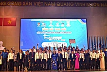 Los ganadores del primer premio y el comité organizador se toman una foto de recuerdo. 