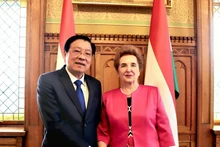 Phan Dinh Trac, miembro del Buró Político, secretario del Comité Central del PCV y jefe de su Comisión de Asuntos Internos, y Marta Mátrai, primera vicepresidenta de la Asamblea Nacional húngara. (Foto: VNA)