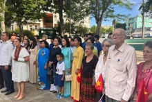Delegados en la ceremonia de ofrenda floral en homenaje al Presidente Ho Chi Minh con motivo del 80º aniversario del Día Nacional de Vietnam. (Foto: Embajada de Vietnam en Cuba)