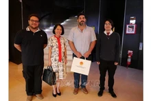 La embajadora de Vietnam en Paraguay, Ngo Minh Nguyet, el secretario general del Partido Comunista del país latinoamericano, Najeeb Amado, y representantes de la Juventud Comunista Paraguaya en Asunción. (Foto: VNA)