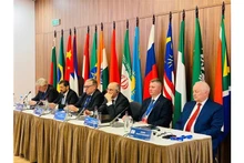 Principales oradores en la conferencia. (Foto: VNA)