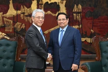 El primer ministro Pham Minh Chinh y el presidente y director general ejecutivo del grupo Mitsui, Hori Kenichi.