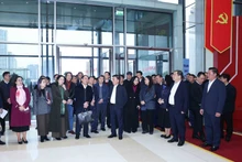 El miembro del Buró Político y permanente del Secretariado del Comité Central del PCV, Tran Cam Tu, inspecciona los preparativos para el próximo XIV Congreso Nacional del PCV. (Foto: VNA)