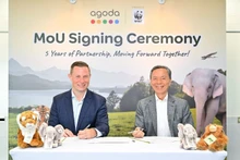 Andrew Smith, vicepresidente sénior de la cadena de suministro de Agoda, y Hsieh Fu Hua, presidente de WWF Singapur, en el lanzamiento del programa Eco Deals.