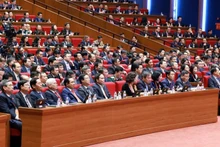 Delegados estudian documentos presentados al XIV Congreso Nacional del PCV. (Foto: VNA)