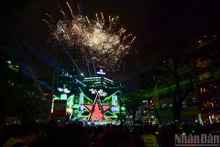 El programa anual de cuenta regresiva para saludar el Año Nuevo 2026 se celebra en el espacio peatonal del lago Hoan Kiem.