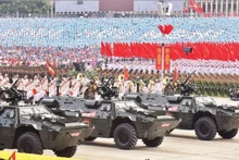 Vehículos de combate de infantería participan en el acto conmemorativo y desfile cívico-militar por el 80º aniversario de la Revolución de Agosto y del Día Nacional de Vietnam, el 2 de septiembre, en la plaza Ba Dinh de Hanói. (Foto: Tran Hai)