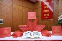 Estrenan libro sobre los 80 años de historia del Parlamento vietnamita. (Foto: VNA)