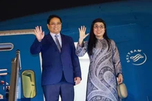 El primer ministro de Vietnam, Pham Minh Chinh, y su esposa parten de Hanói para asistir a la 3ª Conferencia de las Naciones Unidas sobre los Océanos, realizar actividades bilaterales en Francia y visitas oficiales a Estonia y Suecia. (Foto: VNA)