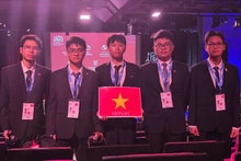 Estudiantes vietnamitas que gararon en el concurso. 