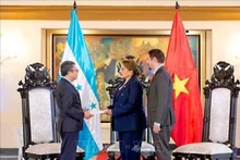 La presidenta de Honduras, Xiomara Castro, recibe a Nguyen Van Hai, embajador vietnamita en México y concurrente en Honduras, quien le presentó sus cartas credenciales. (Foto: VNA)