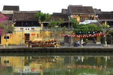En la mañana del 23 de febrero, Hoi An luce tranquila bajo la luz del sol naciente, a orillas del romántico río Hoai.