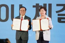 La firma del acuerdo entre la Universidad de Dong A y INK. (Foto: VNA)