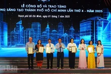 Dirigentes de Ciudad Ho Chi Minh entregan el Premio a la Creatividad en el ámbito de la gestión estatal. 