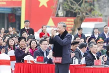 El secretario general del PCV, To Lam, con personas de diversos grupos étnicos en la provincia de Cao Bang. (Foto: VNA)