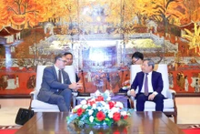 El presidente del Comité Popular de Hanói, Vu Dai Thang, recibe al embajador de Francia en Vietnam, Olivier Brochet. (Foto: hanoimoi.vn)