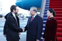 Ceremonia de bienvenida para el secretario general del Partido Comunista de Vietnam, To Lam, y su esposa en el aeropuerto de Londres Stansted. (Foto: VNA)