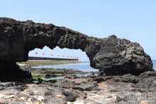 El paisaje natural de la Puerta To Vo, una obra natural única en la isla de Ly Son.
