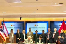Acto de firma de los memorandos de entendimiento. (Foto: VNA)