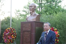 [Foto] Líder partidista vietnamita asiste a inauguración de estatua del Presidente Ho Chi Minh en Embajada de Vietnam en Corea del Sur