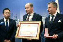 El profesor Bartłomiej Kwiatkowski, hijo del fallecido arquitecto Kazimierz Kwiatkowski, habla en la ceremonia. (Foto: Embajada de Vietnam en Polonia)