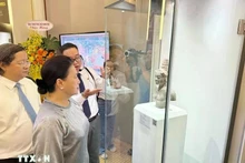 La expresidenta de la Asamblea Nacional de Vietnam, Nguyen Thi Kim Ngan, y delegados en el evento. (Foto: VNA)