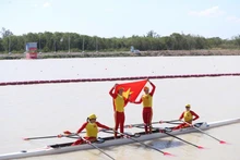 Atletas vietnamitas celebran la victoria en el remo. (Foto: VNA)
