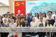 Los estudiantes se toman fotos de recuerdo con el suplemento sobre la Campaña de Dien Bien Phu. (Foto: Swinburne Vietnam)