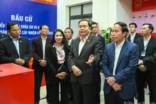 El presidente de la ANV, Tran Thanh Man, también titular del Consejo Electoral Nacional, inspecciona los preparativos electorales en el barrio de Hai An, de la ciudad de Hai Phong. (Foto: Duy Linh)