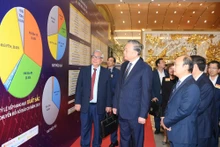 El secretario general del Partido Cojmunista de Vietnam, To Lam, visita hoy el área de exhibición que muestra los logros de la transformación digital de las agencias de prensa. 