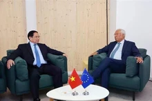 El primer ministro de Vietnam, Pham Minh Chinh (izq), mantiene una sesión de trabajo con el presidente del Consejo Europeo, Antonio Costa. (Foto: VNA)