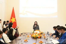 La miembro del Buró Permanente del Comité del PCV en Rusia, Ngo Thi Thu Hoai, habal en el evento.