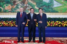 El secretario general del Partido Comunista de Vietnam (PCV), To Lam (izquierda), el presidente del Partido Popular de Camboya (PPC), Hun Sen (derecha), y el secretario general del Partido Revolucionario Popular de Laos (PPRL), Thongloun Sisoulith, en la reunión de alto nivel en Phnom Penh. (Foto: VNA)