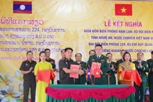 (Foto) Representantes del Puesto Fronterizo de Nam Can y de la Compañía 224 firman el acuerdo de hermanamiento.