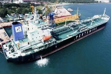 Un petrolero de PT Pertamina International Shipping (PIS) atracado en un puerto de Indonesia el 4 de julio de 2025. (Foto: Tempo)