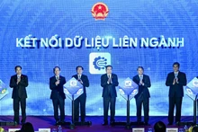 El presidente del Parlamento, Tran Thanh Man, y los delegados en el acto. (Foto: DUY LINH)