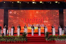 En el acto de inauguración de Unitel Logistics.