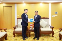 Nguyen Danh Huy (derecha), vceministro de Construcción de Vietnam, recibe a Hajime Sasaki, viceministro de Tierra, Infraestructura, Transporte y Turismo de Japón. 
