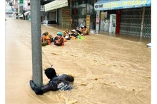 Las autoridades evacuan a los habitantes de Khanh Hoa a un lugar seguro. (Foto: VNA)