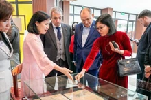 Delegados recorren el espacio donde se presenta el patrimonio documental mundial de Vietnam. (Foto: VNA)
