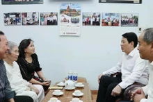El presidente vietnamita, Luong Cuong, visita y felicita el Año Nuevo a los familiares del presidente del Consejo de Estado, Vo Chi Cong. (Foto: VNA)