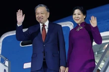 Ceremonia de bienvenida al secretario general del PCV, To Lam, y su esposa en el Aeropuerto Internacional de Sofía. (Foto: Thong Nhat/VNA)